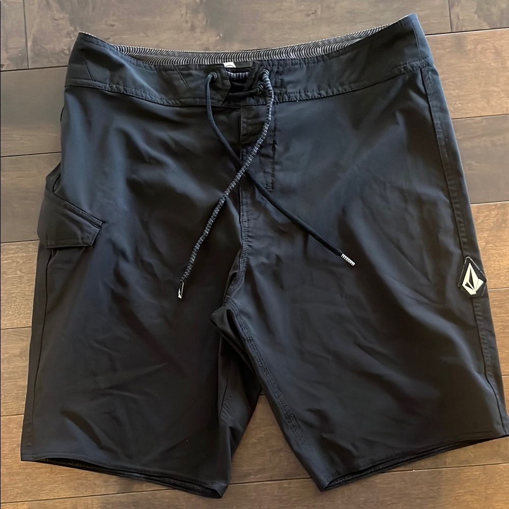 Volcom Men's Black Mod Tech Shorts 31